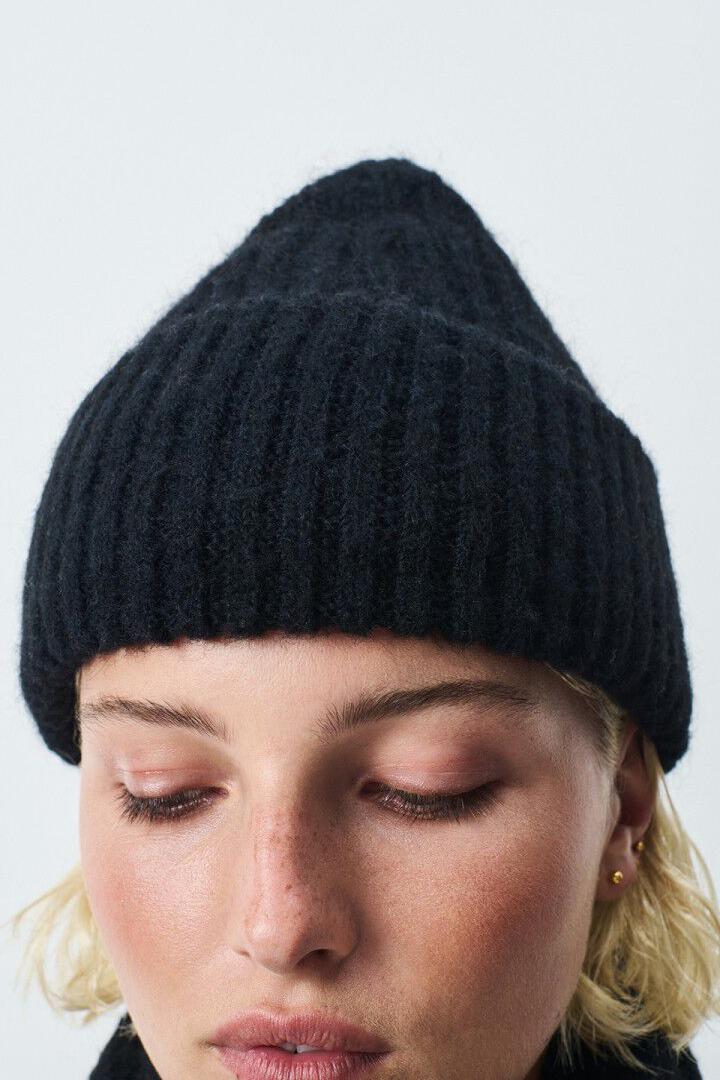 BEANIE EAST - BLACK