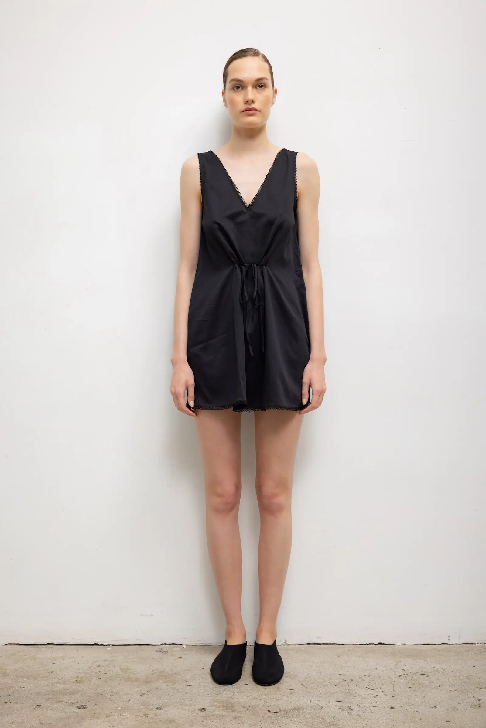 YOKO LACE V-NECK MINI - BLACK