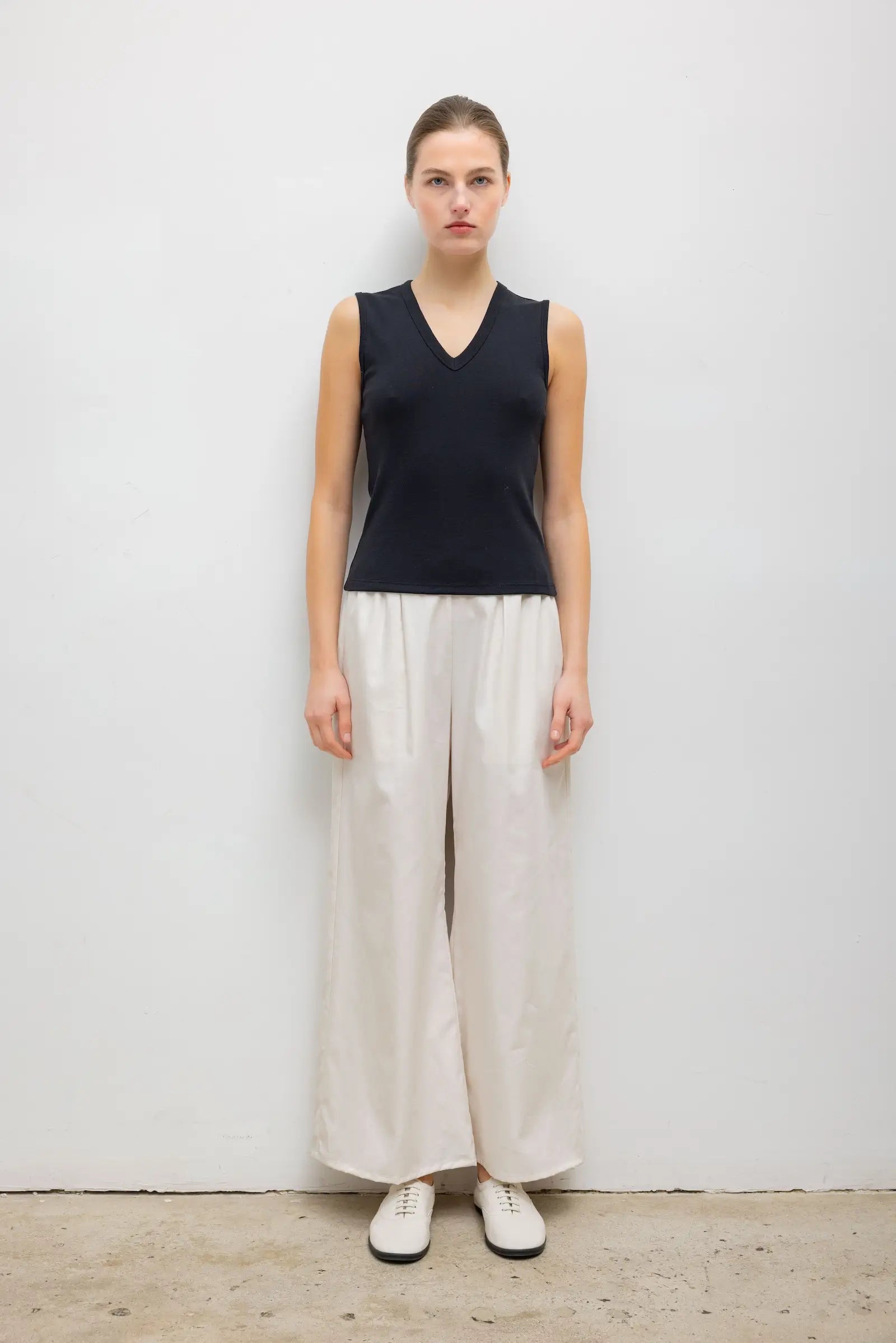 NANDO SLEEVELESS V-NECK - BLACK