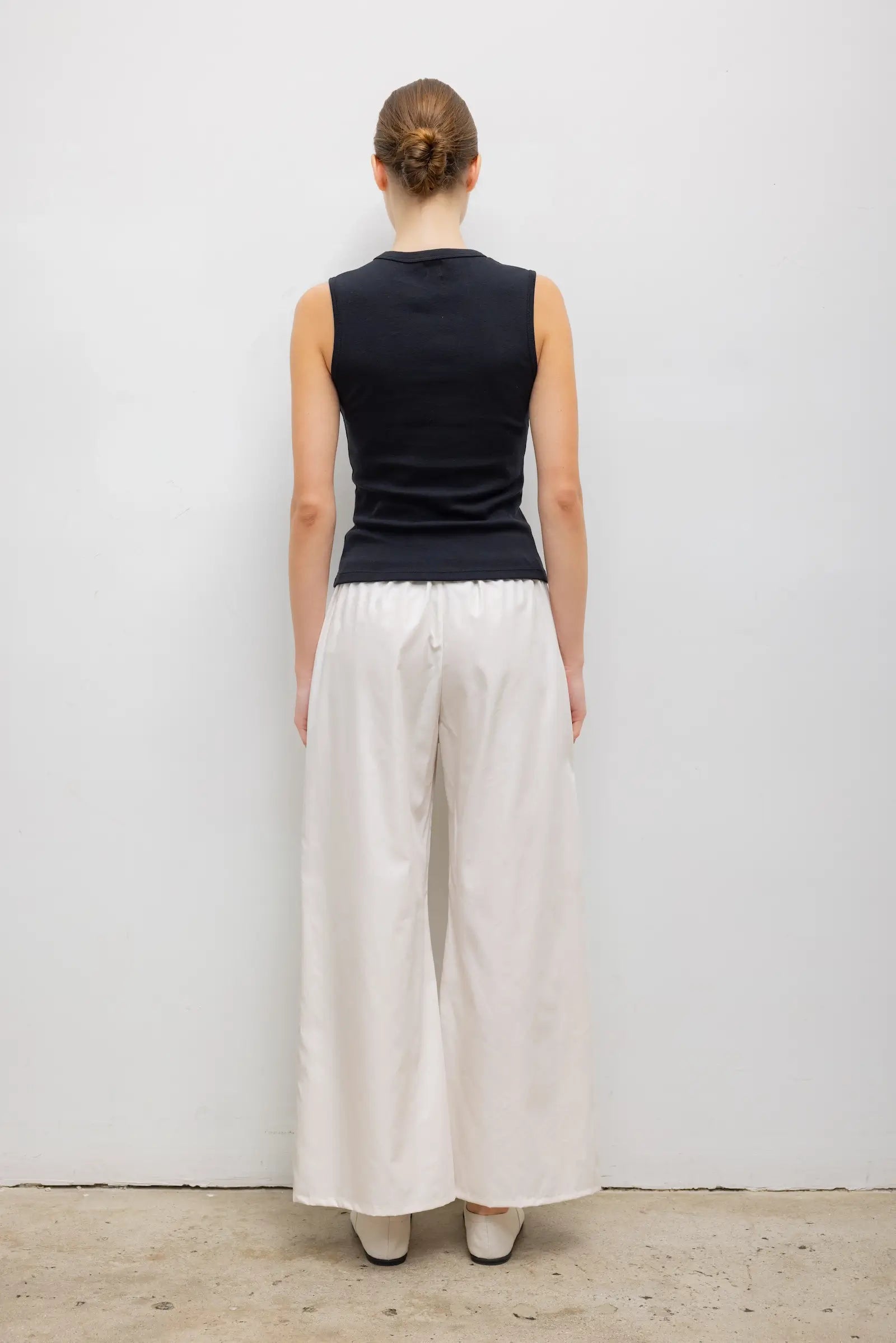 NANDO SLEEVELESS V-NECK - BLACK