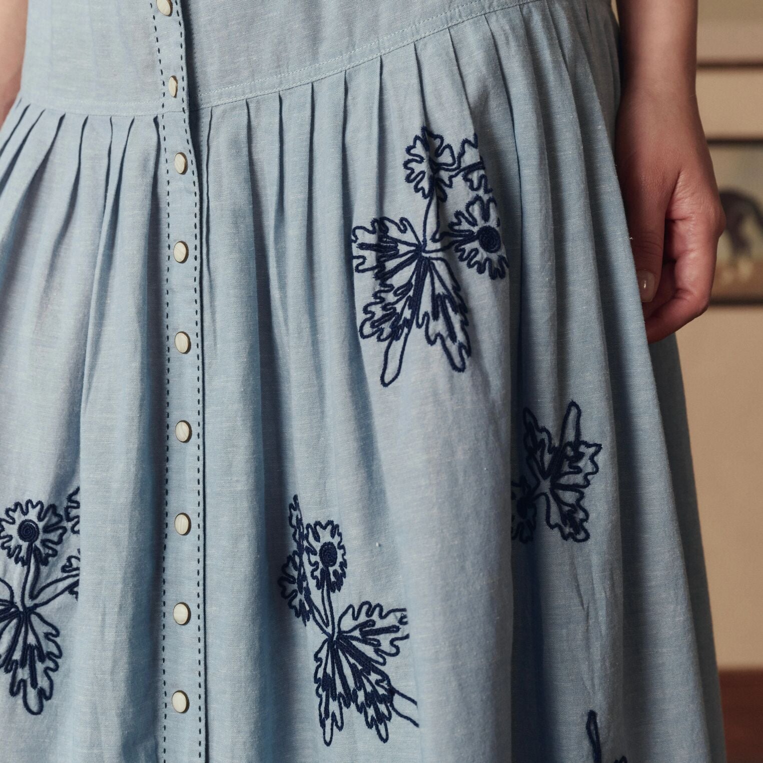 THE CHAMBRAY EMBROIDERED HIGHLAND SKIRT