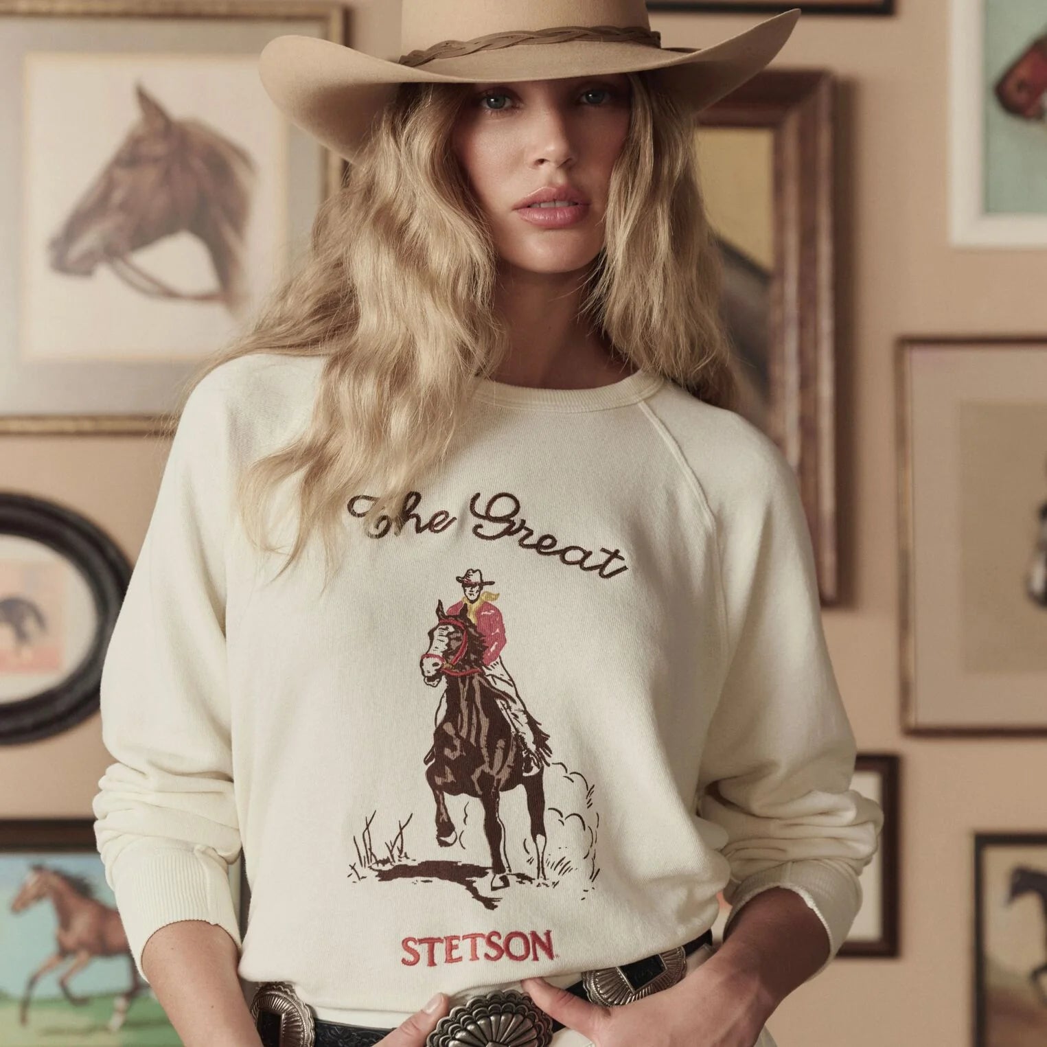 THE COLLEGE SWEATSHIRT WITH STETSON GRAPHIC - WASHED WHITE
