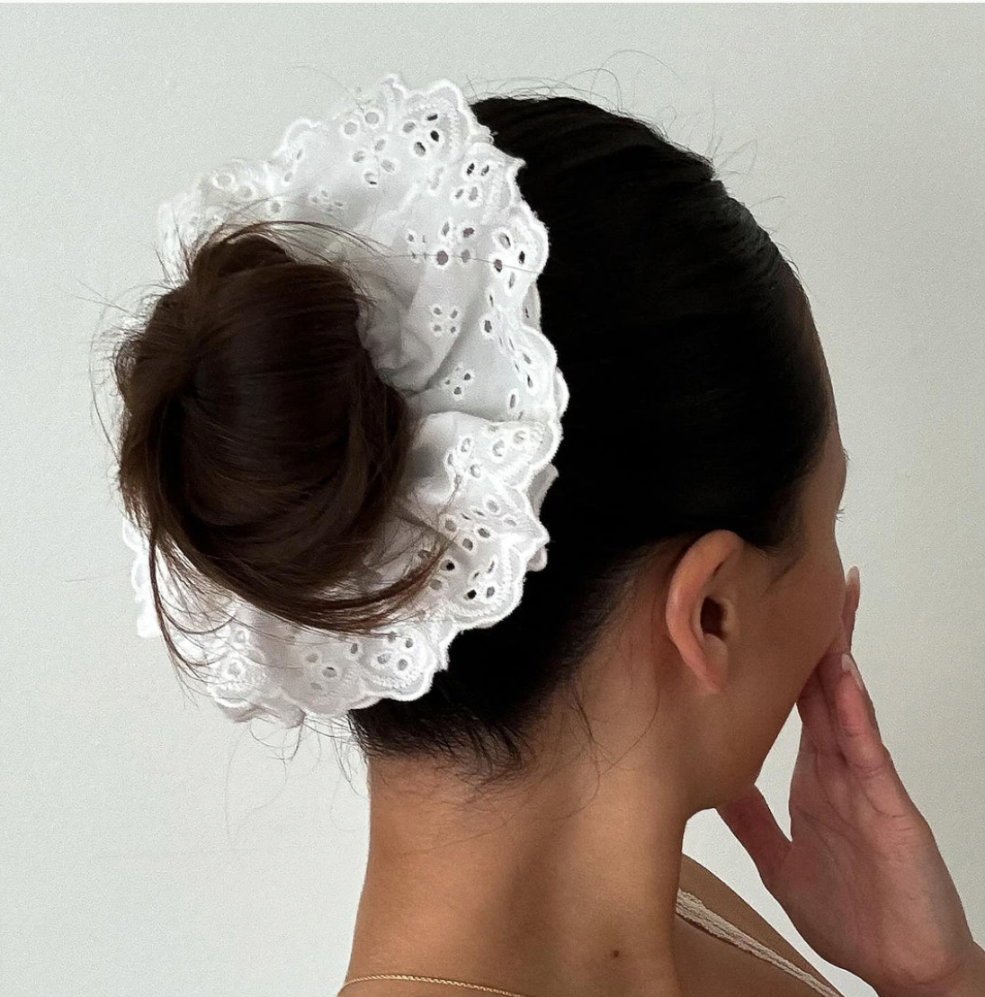 EYELET SCRUNCHIE IN DAFFODIL