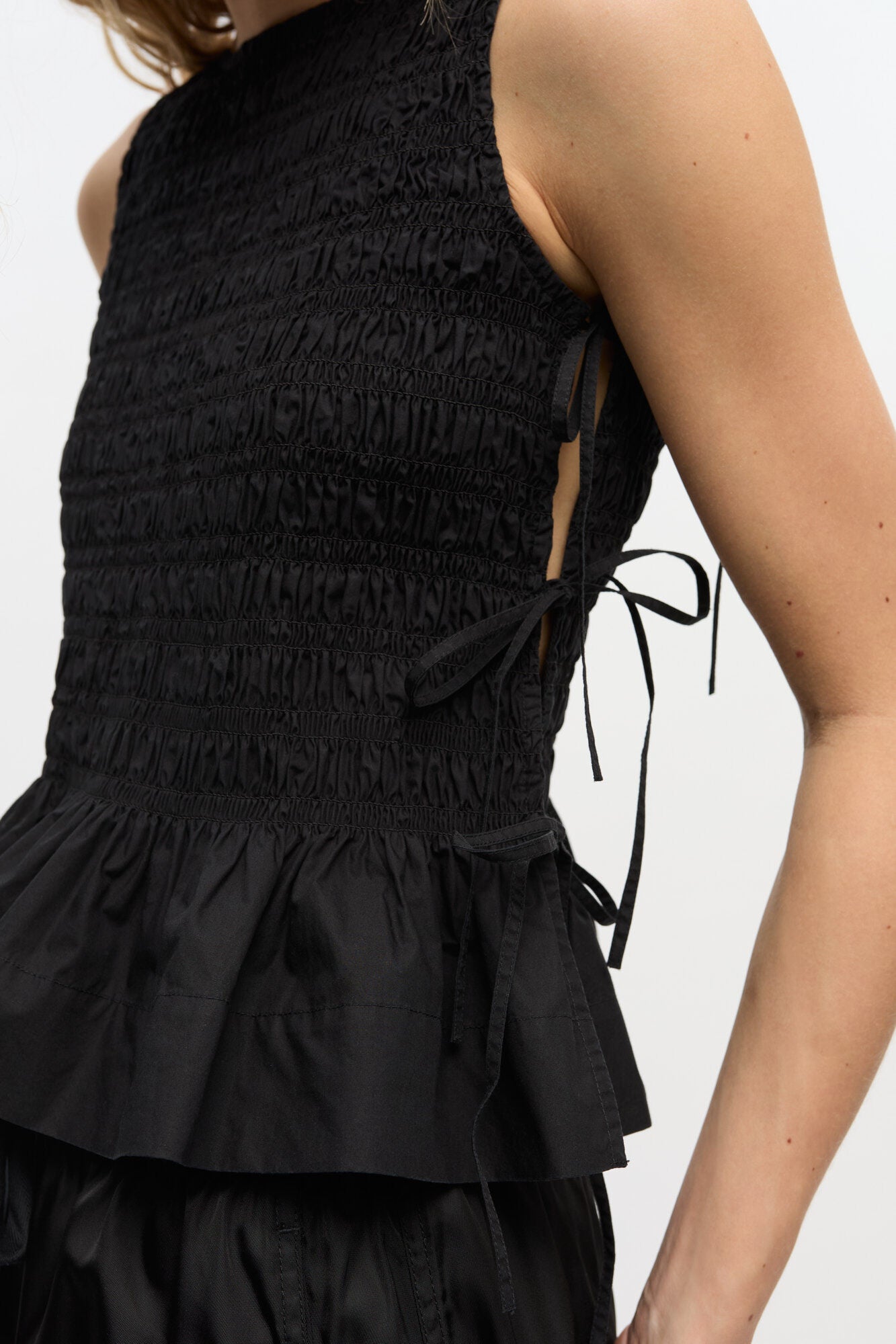 BLACK COTTON SMOCK TIE TOP