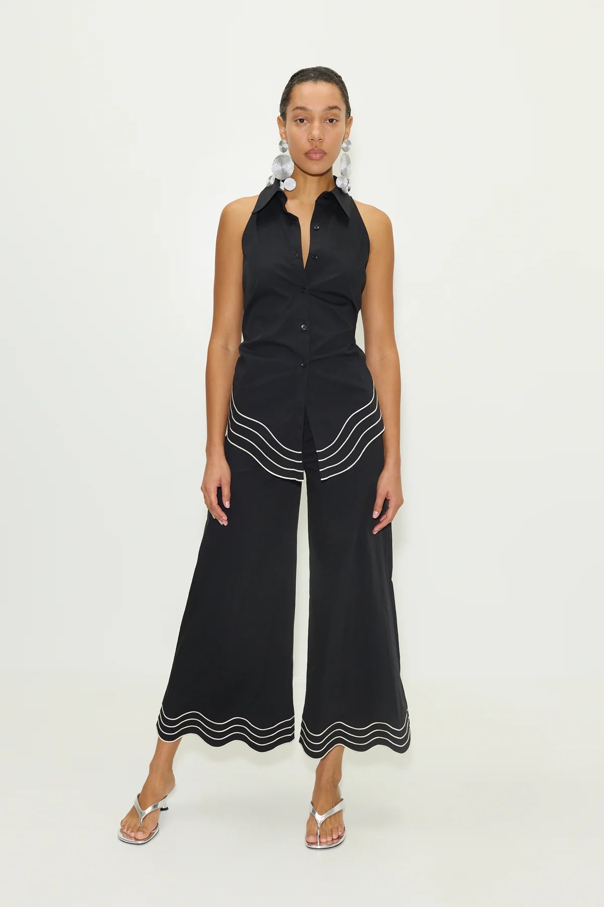 WAVY SLEEVELESS LOCH BUTTON UP