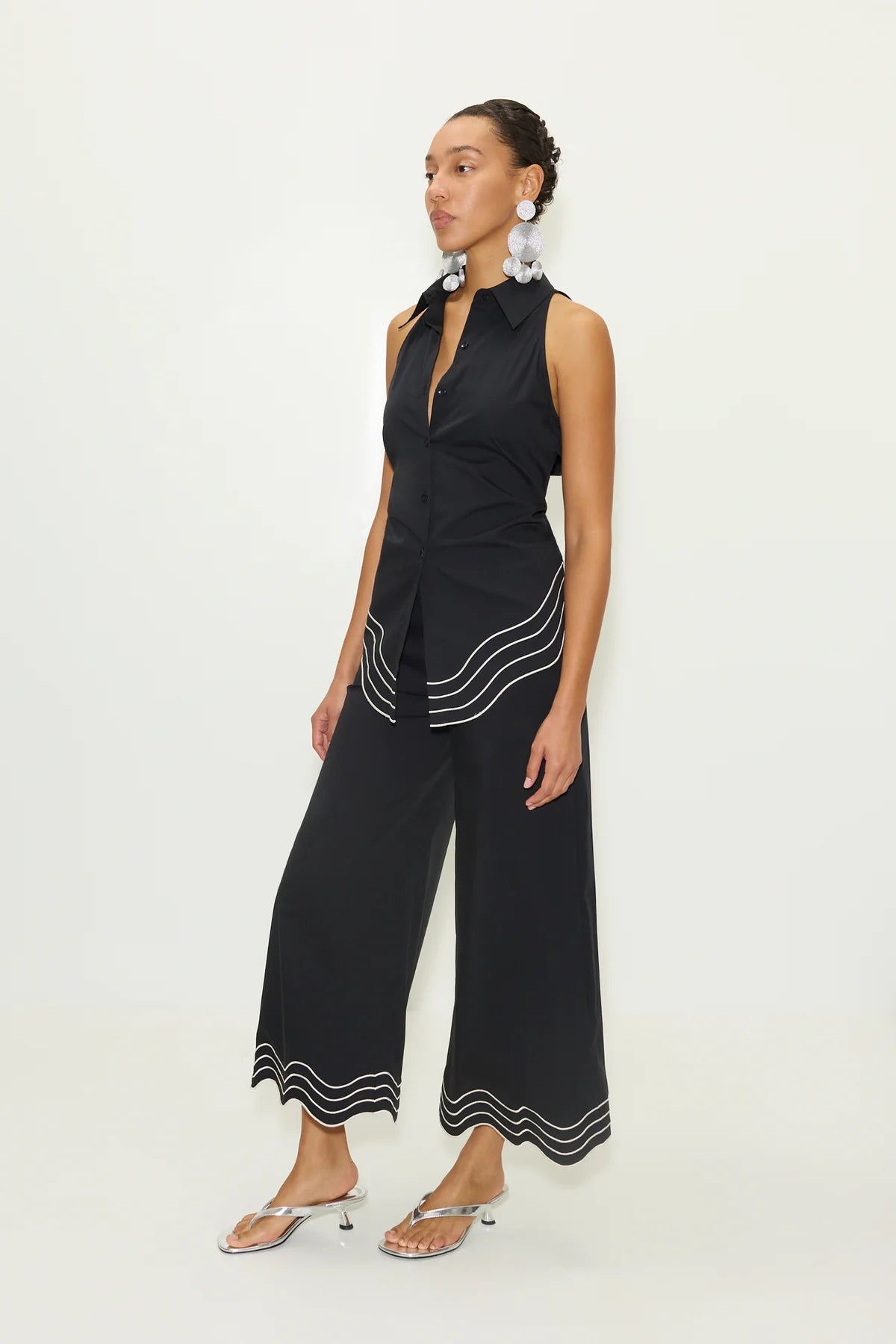 WAVY SLEEVELESS LOCH BUTTON UP