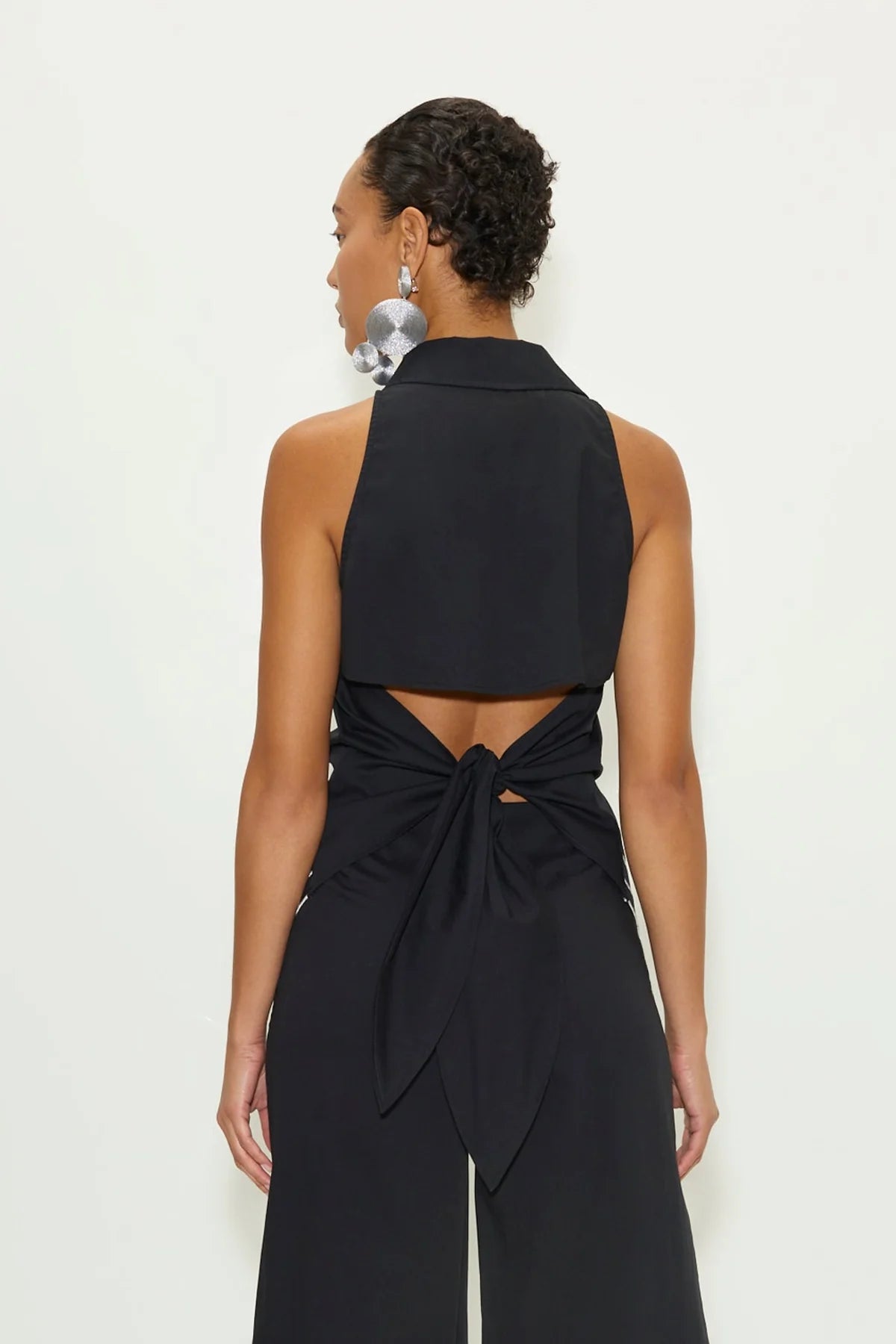 WAVY SLEEVELESS LOCH BUTTON UP