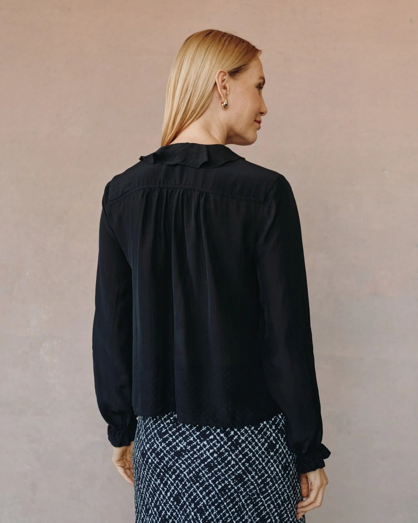 RAGLAN RUFFLE BLOUSE - BLACK