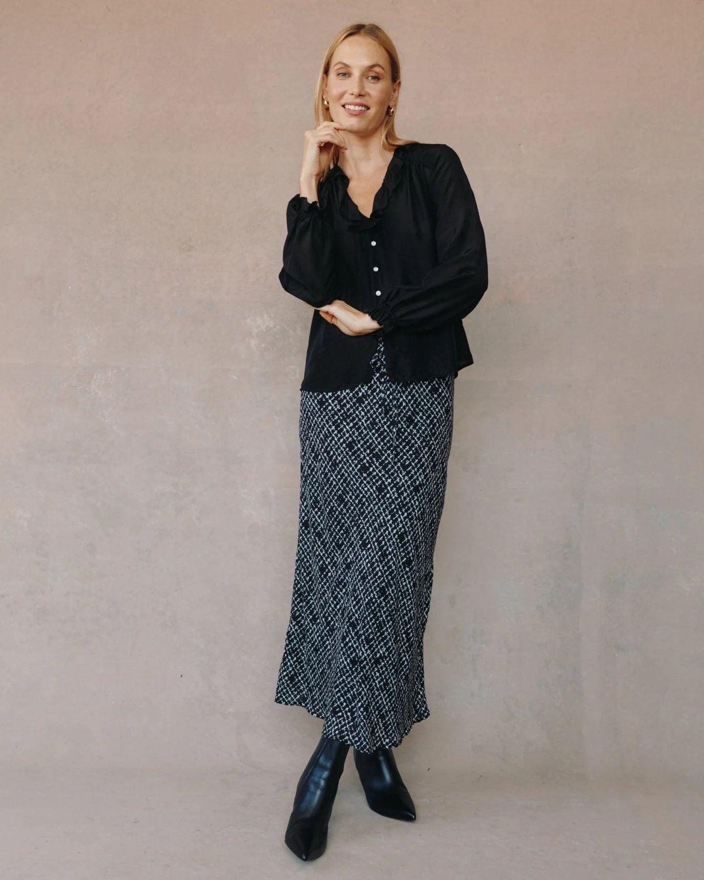 RAGLAN RUFFLE BLOUSE - BLACK