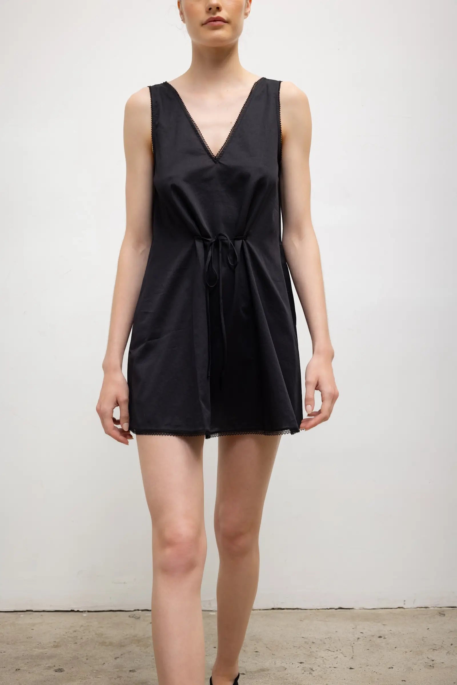 YOKO LACE V-NECK MINI - BLACK