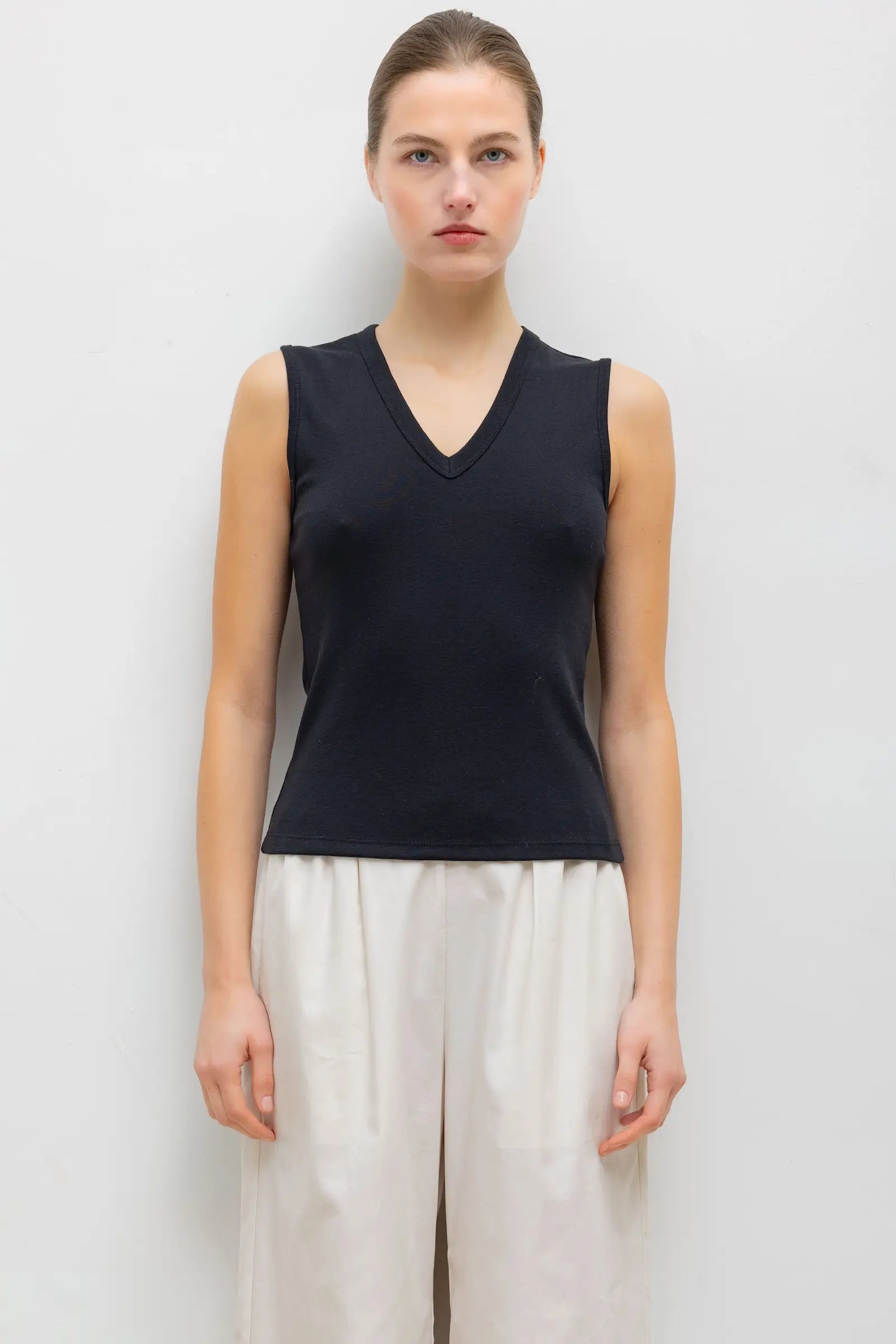 NANDO SLEEVELESS V-NECK - BLACK