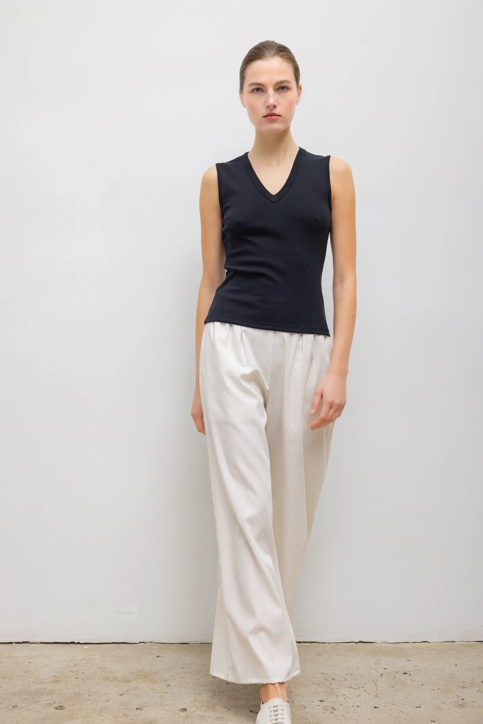 NANDO SLEEVELESS V-NECK - BLACK