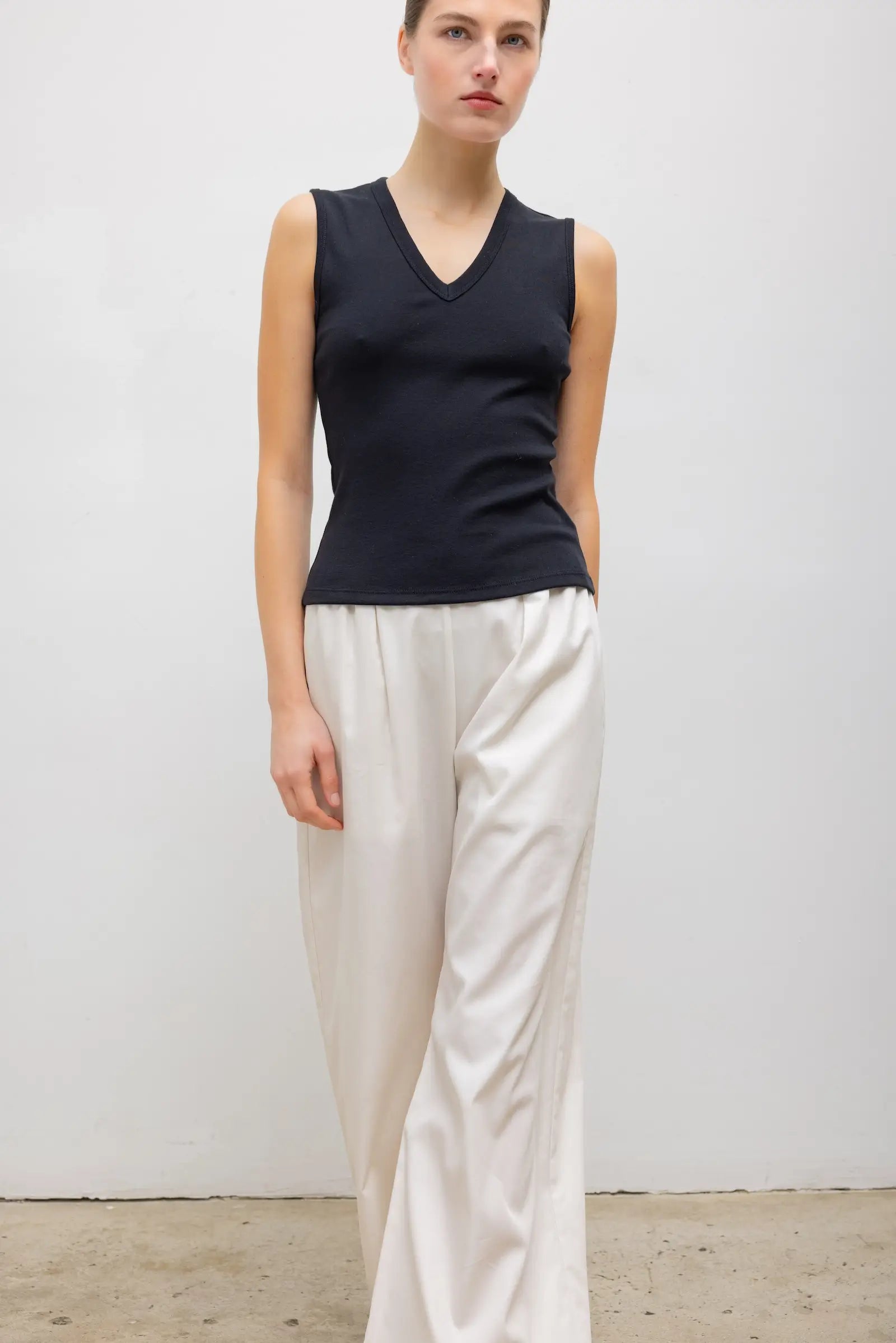 NANDO SLEEVELESS V-NECK - BLACK