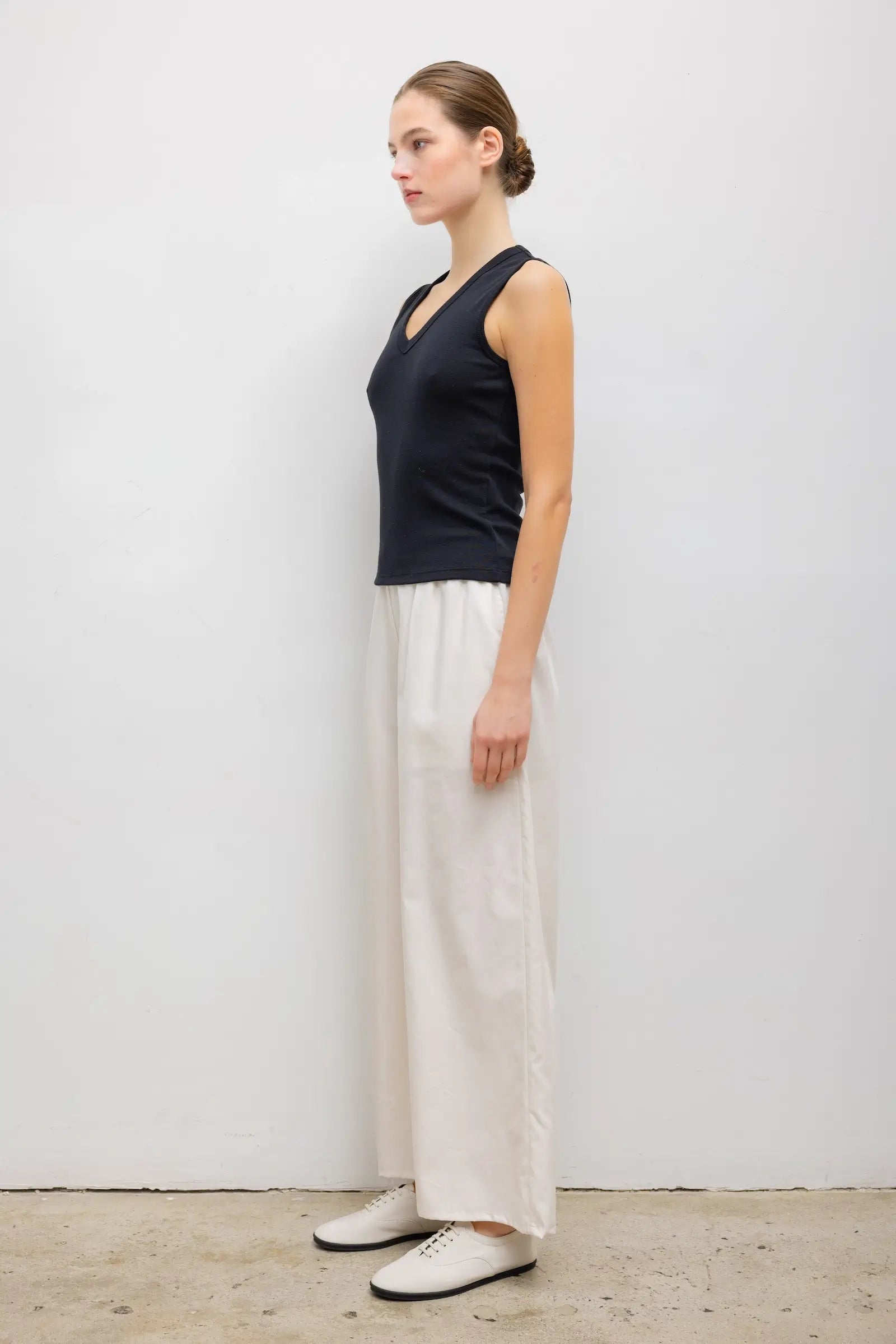 NANDO SLEEVELESS V-NECK - BLACK
