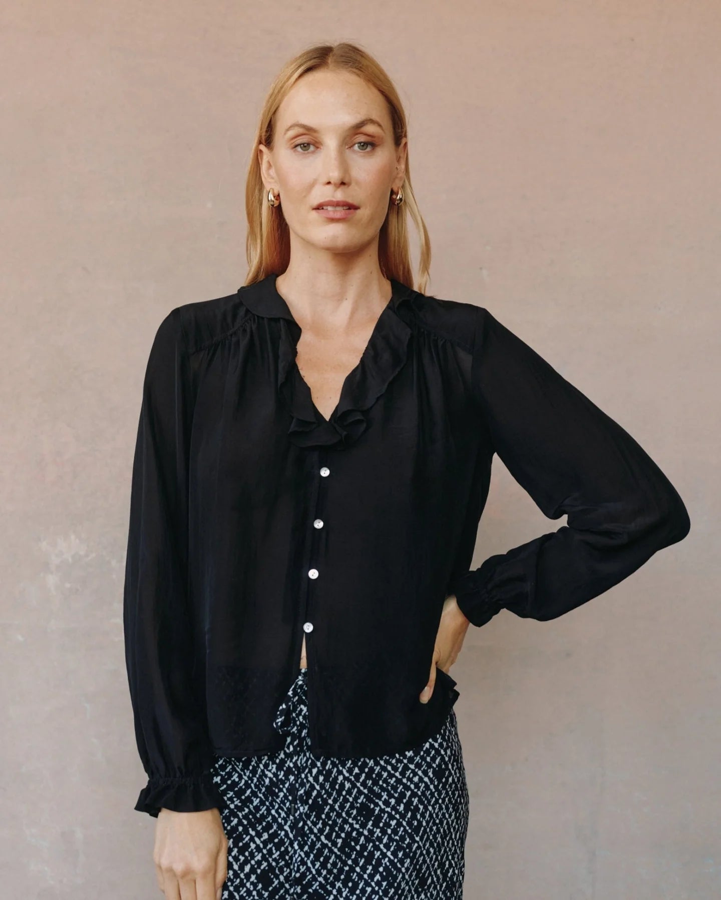 RAGLAN RUFFLE BLOUSE - BLACK
