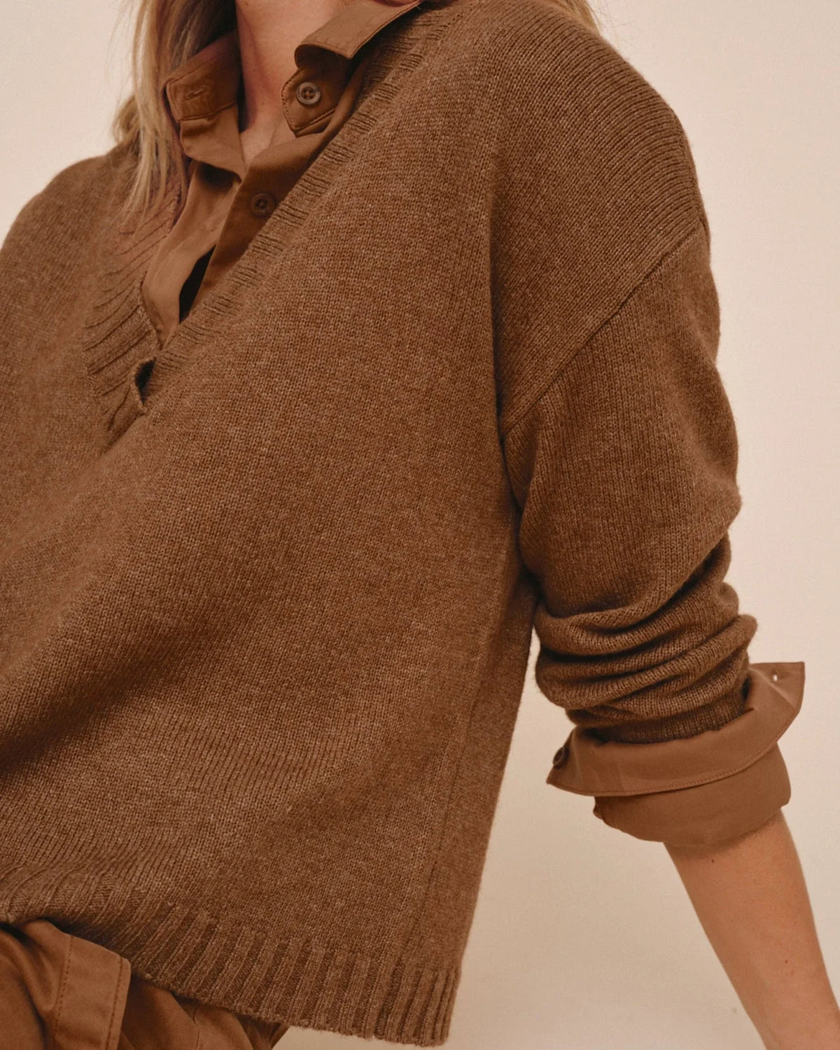 V-NECK SWEATER - HEATHER DUNE